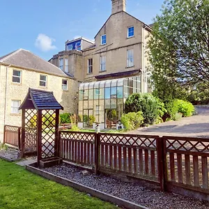 4* Guest house Wentworth House - Free Parking