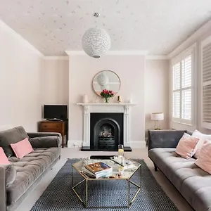  Holiday home Charlotte Street
