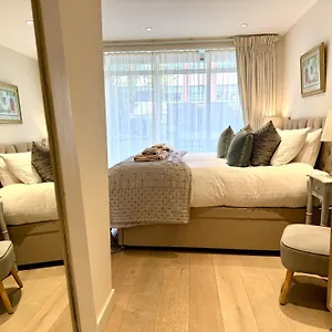  Apartment Walcot Yard With Parking, Keys